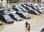 Kiat aman berkendara pakai mobil listrik saat melintasi banjir